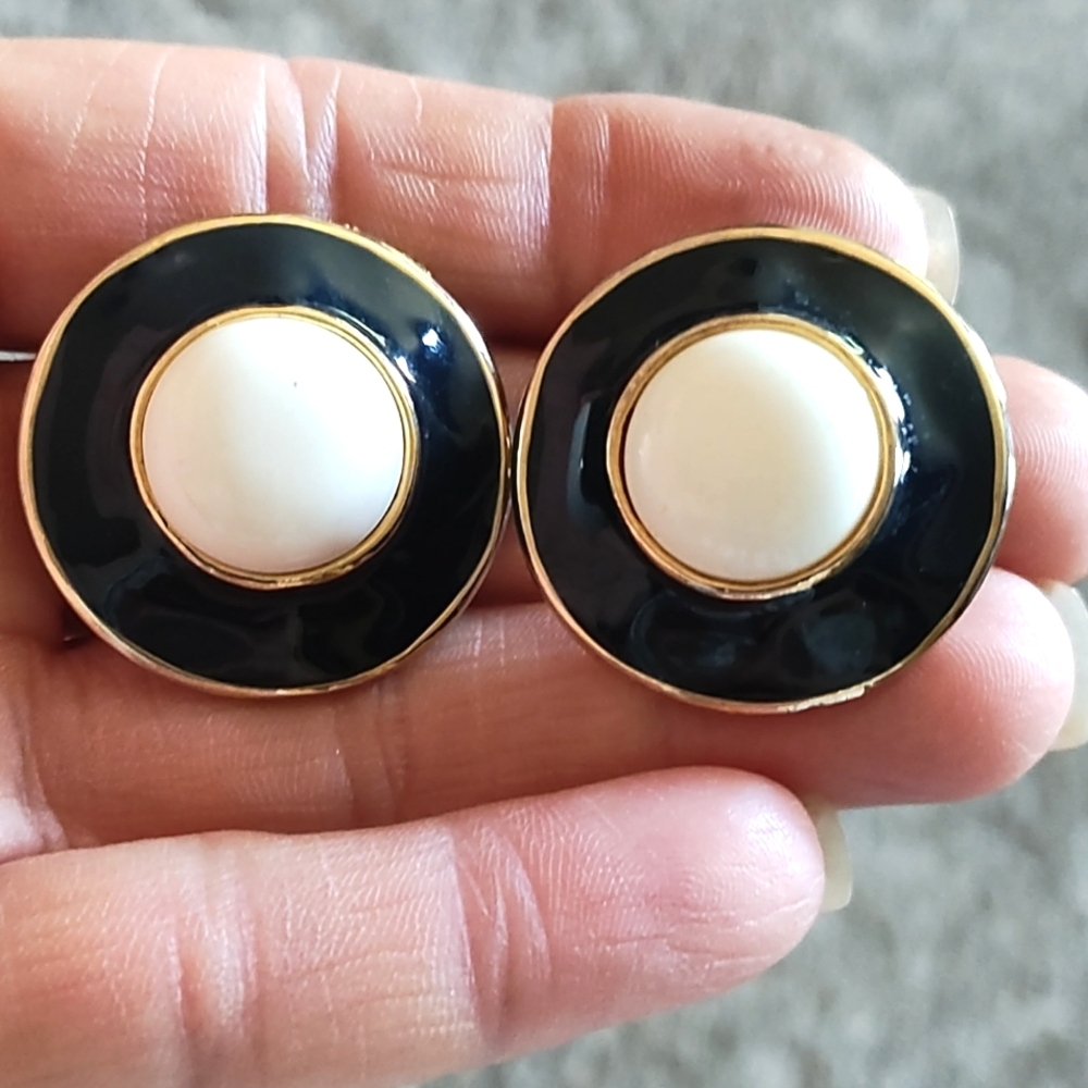 VINTAGE GOLD-TONE DARK GREEN AND WHITE ENAMEL LARGE BUTTON POST 1" EARRINGS